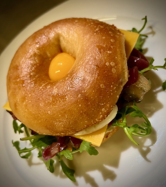 Bagel s vejcem, slaninou a čedarem - with egg, bacon and Chedar cheese
