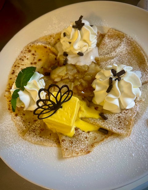 Palačinka s jablečným puré a vanilkovou zmrzlinou - Pancake with apple puré, vanilla ice cream, whipped cream
